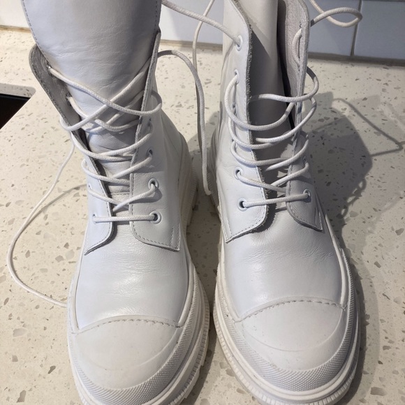 White leather boots. - Picture 4 of 4